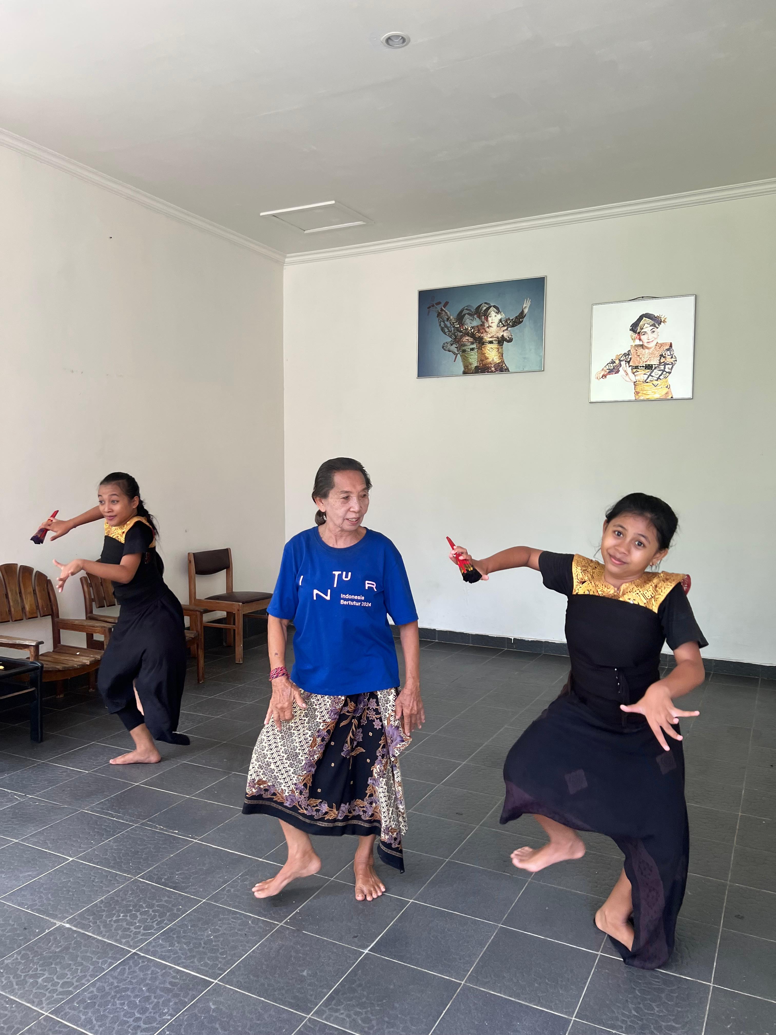 para penari juga dijarkan oleh Maestro Tari Bali Utara, Luh Menek