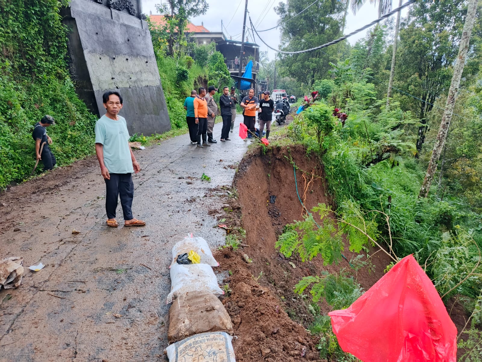Penanganan paska longsor di Desa Lemukih, Kecamatan Sawan, Buleleng.
