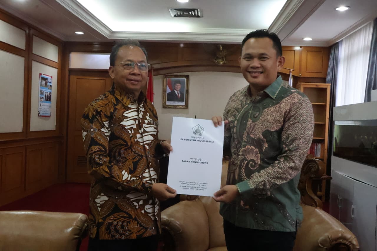Gubernur Bali Wayan Koster melaporkan Raperdapenambahan penyertaan modal kepada PT Bank BPD Bali dalam pertemuan dengan Dirjen Otda Kemendagri RI, Cheka Virgowansyah, di Jakarta, Jumat (23/1)