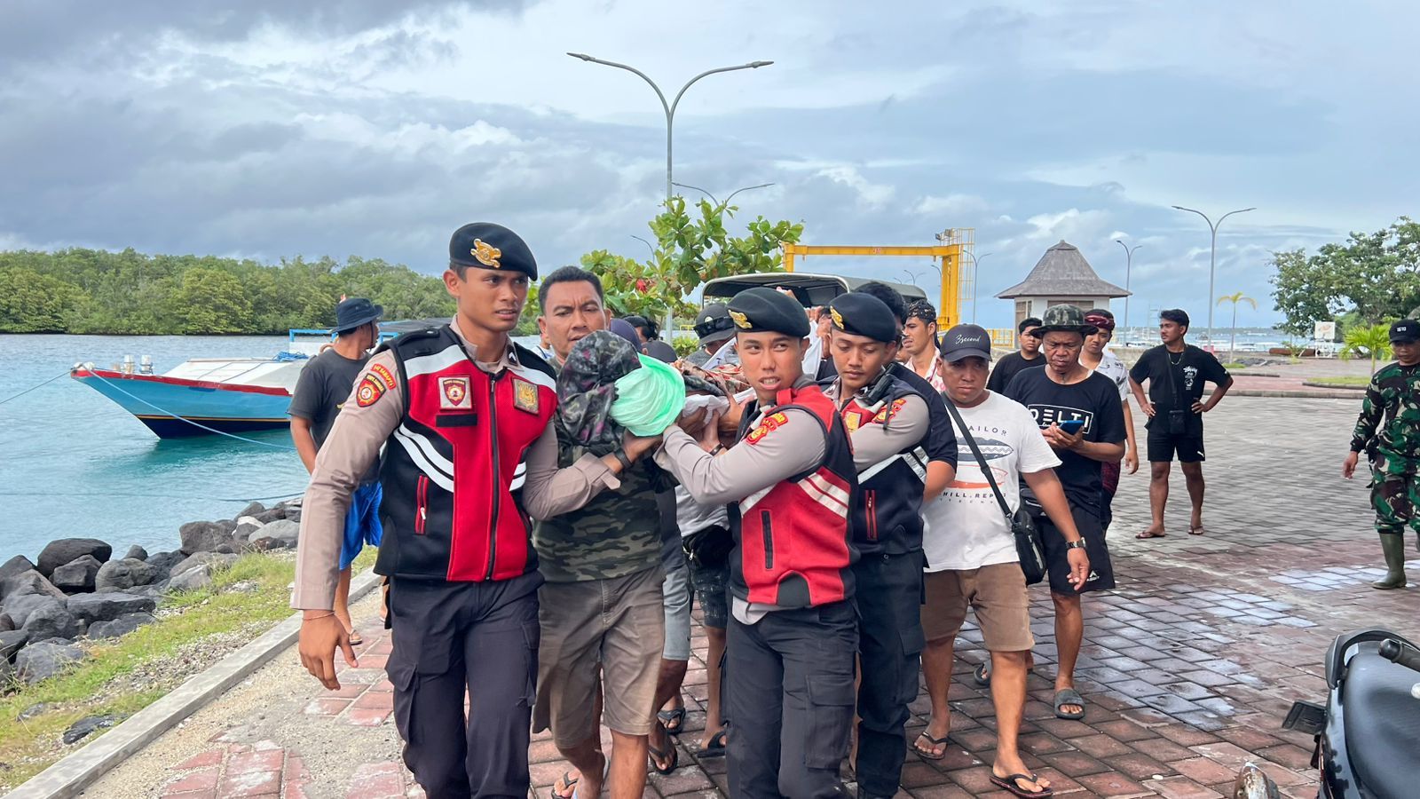 Petugas kepolisian Polsek Nusa Penida melakukan tindakan awal setelah IGASB meninggal dunia.