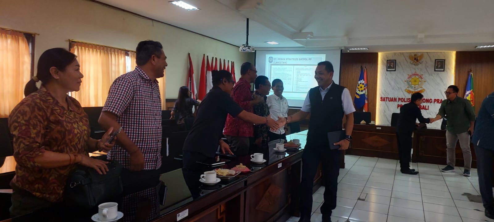 KUNKER: Satuan Polisi Pamong Praja (Satpol PP) Provinsi Bali menerima kunjungan kerja sekaligus studi tiru dari Komisi I DPRD Kabupaten Klungkung yang membidangi pemerintahan dan sosial.