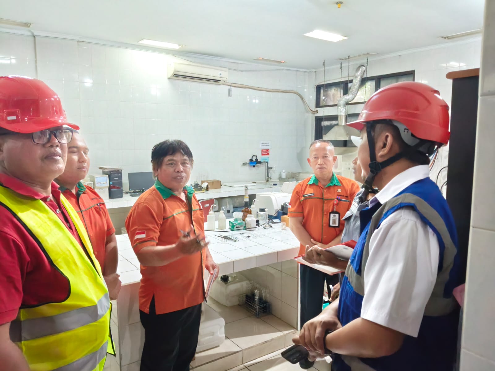 UJI KELAIKAN: Dinas Ketenagakerjaan dan Energi Sumber Daya Mineral (Disnaker ESDM) Provinsi Bali melakukan pemeriksaan dan pengujian atau riksa uji terhadap objek K3