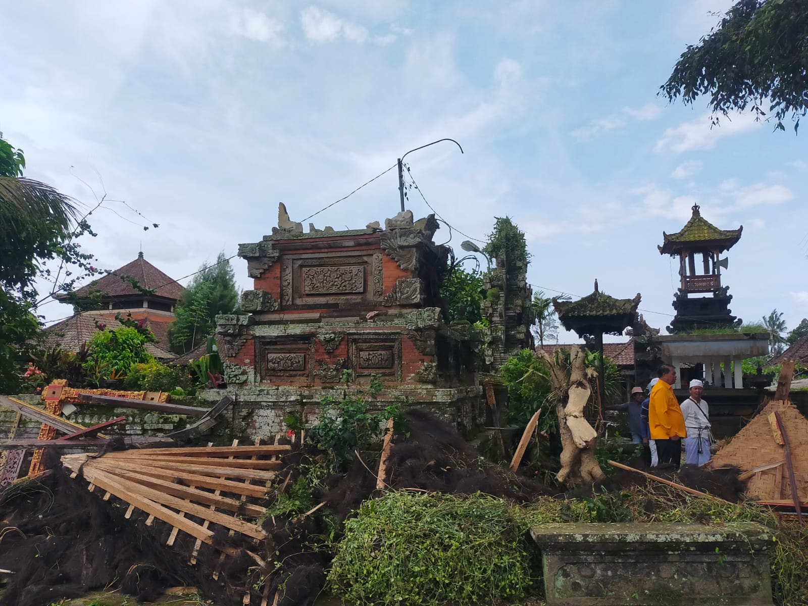 Bangunan bale kulkul di Pura Puser Tasik, Desa Adat Bangbang, Kecamatan Tembuku, Bangli, rusak tertimpa dahan pohon beringin, Jumat (23/1/2026).