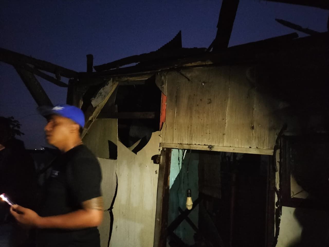 Puing-puing dapur milik warga yang terbakar di Desa Pancasari, Buleleng, Kamis (22/1/2026).