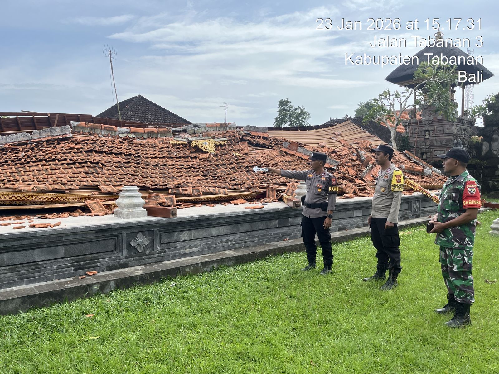 Bale Gong berusia satu tahun di Pura Puseh Dasar Senganan, Desa Senganan roboh diterjang angin kencang.