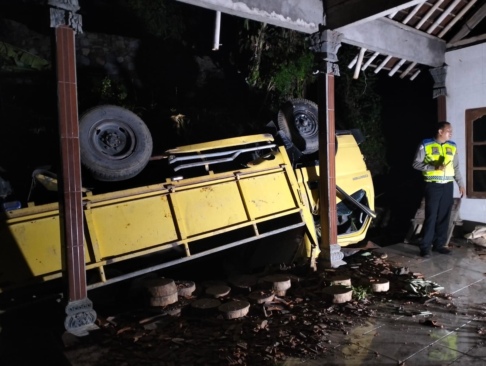 Truk pengangkut batako mengalami kecelakaan tunggal di Desa Bugbug, Kabupaten Karangasem, Kamis (22/1/2026) malam