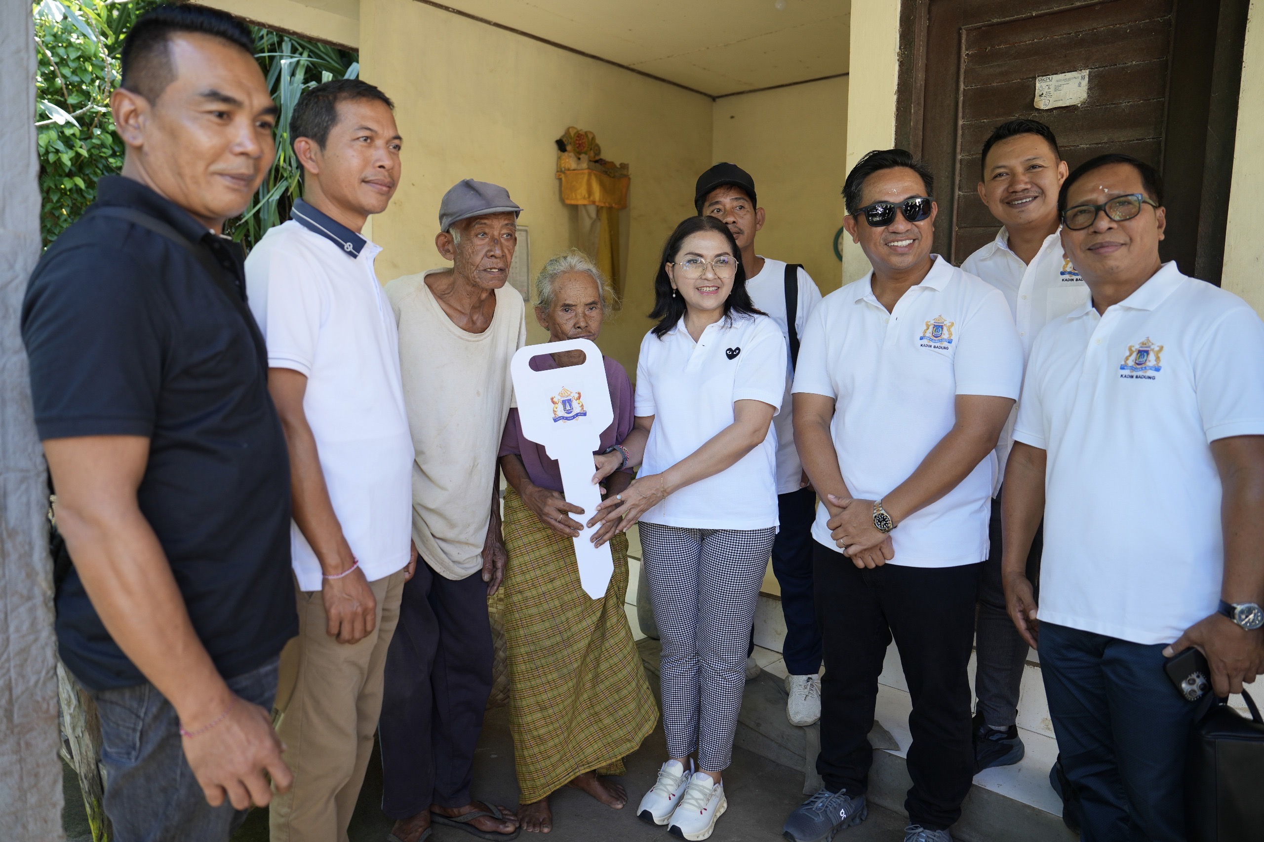 Ketua TP PKK Kabupaten Badung, Nyonya Rasniathi Adi Arnawa menyerahkan bantuan sarana sanitasi toilet kepada warga kurang mampu di Banjar Kelepekan, Desa Tumbak Bayuh, Sabtu (24/1).