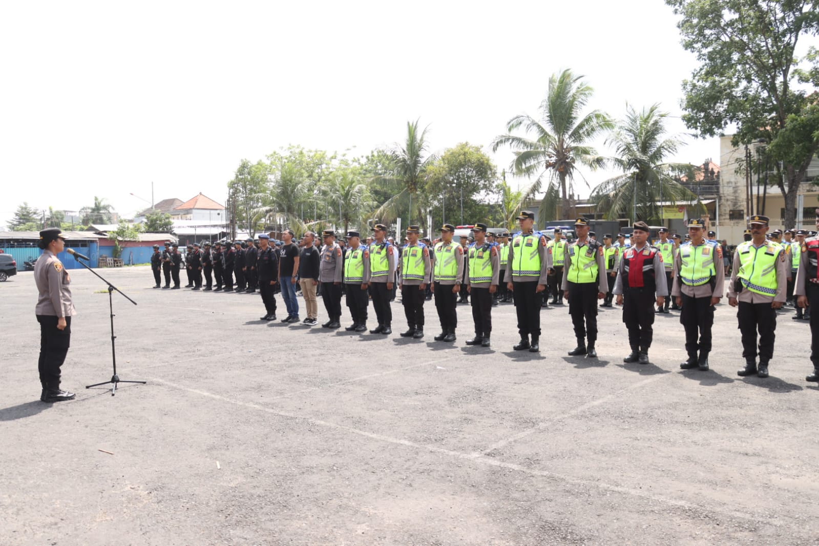 PENGAMANAN : Pengamanan pertandingan sepak bola oleh personel Polres Gianyar.