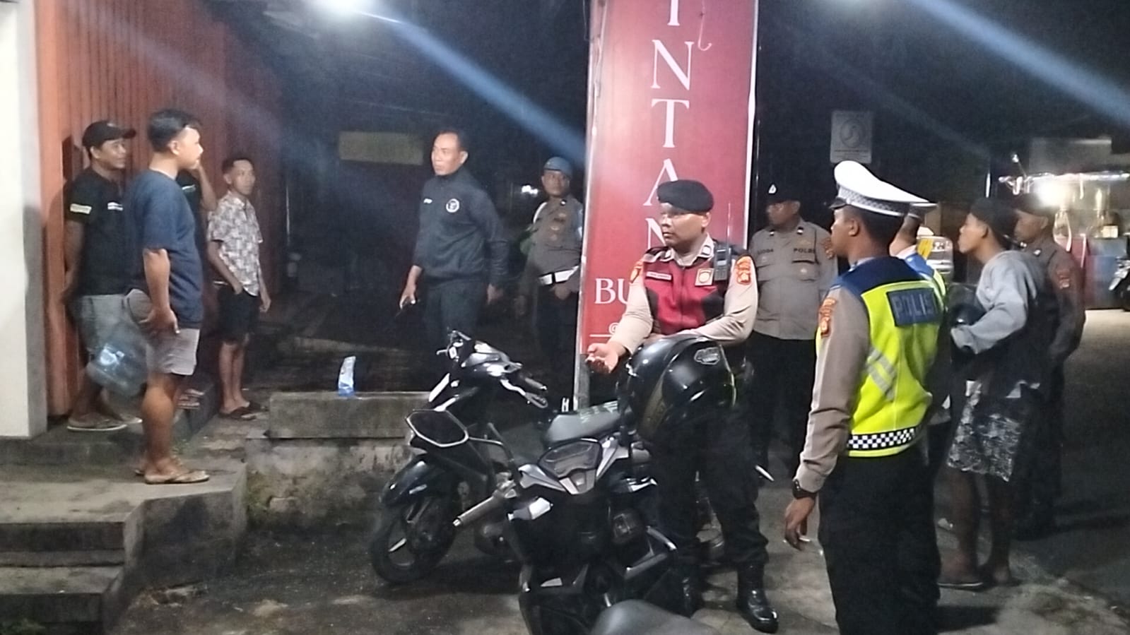 PATROLI : Personel Polsek Ubud patroli malam.