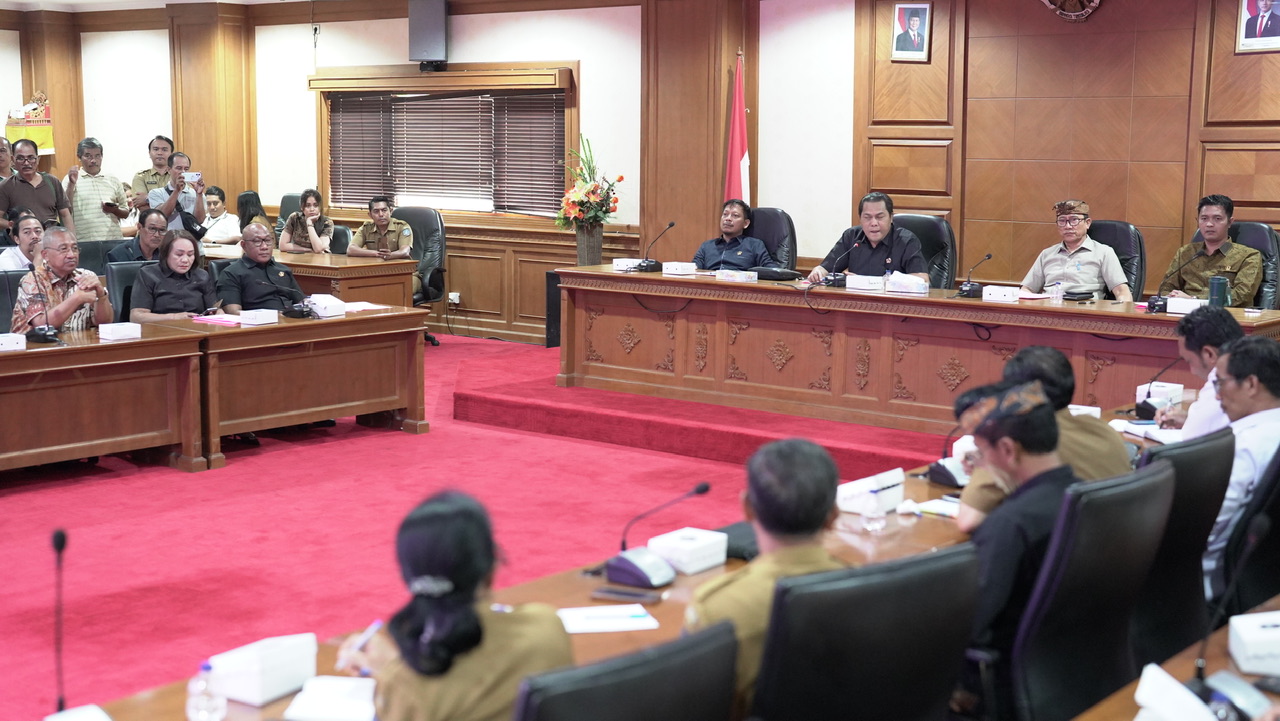Komisi IV DPRD Badung saat menggelar rapat kerja dengan Dinas Kebudayaan dan Kantor Kementerian Agama Kabupaten Badung, Senin (26/1).