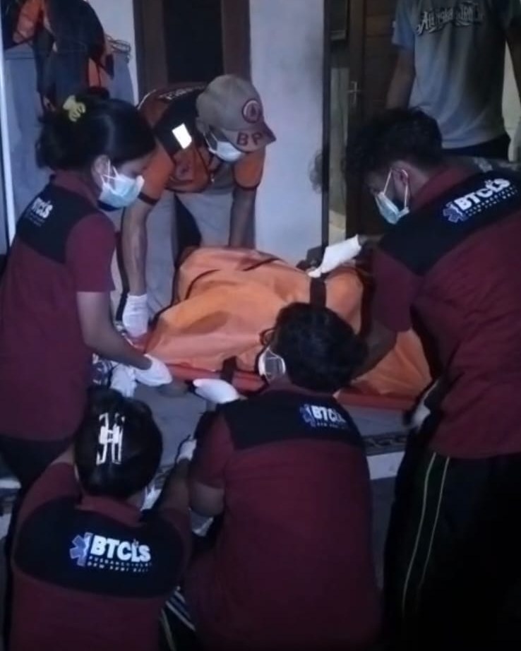 Petugas mengevakuasi jenazah seorang ibu yang ditemukan di kamar mandi sebuah kos, kawasan Desa Peguyangan Kangin. (Bali Express/Istimewa)