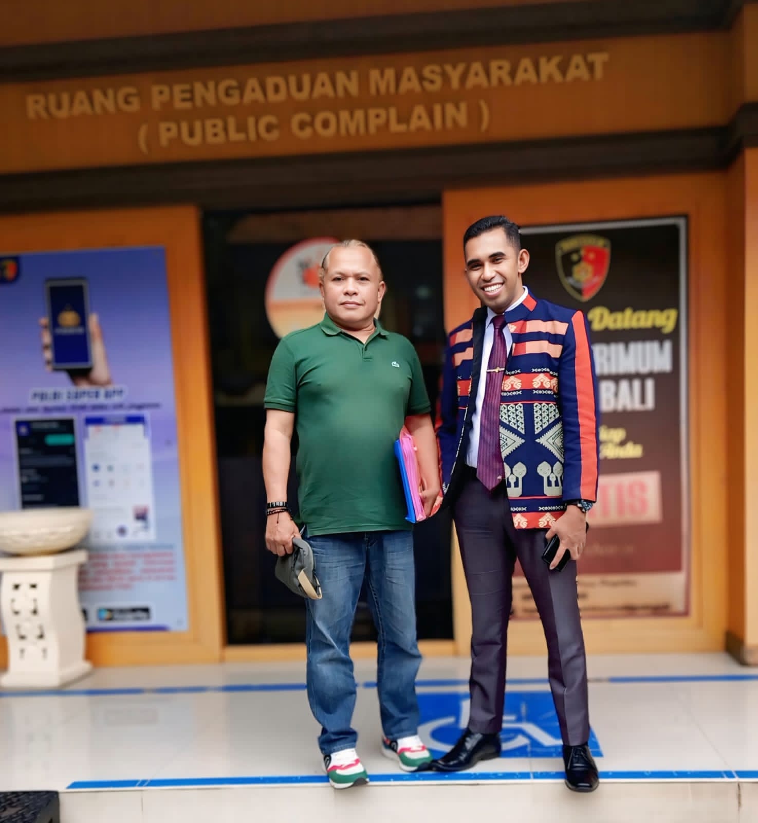 Pelapor Restu Ampuro didampingi Kuasa Hukumnya Joni Efraim Liunima, SH., MH, saat melaporkan dugaan penipuan jual beli tanah di Polda Bali. (Bali Express/Istimewa)