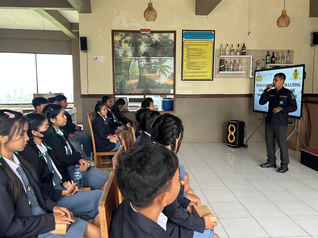 EDUKASI : Polres Gianyar edukasi pelajar SMK PGRI 2 Gianyar terkait etika bermedsos.