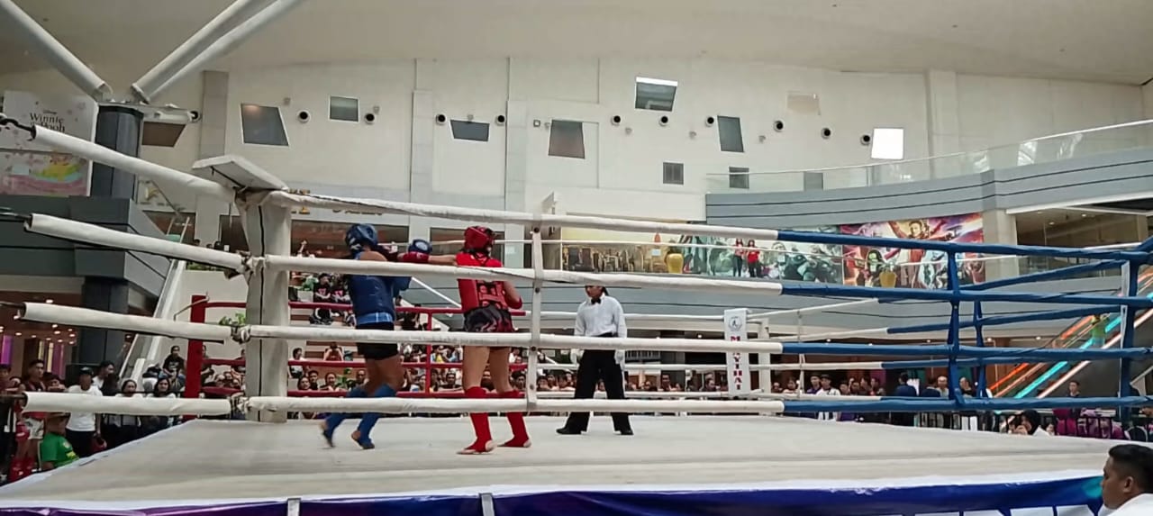 Pertandingan atlet Buleleng (biru) melawan atlet Surabaya di Surabaya.