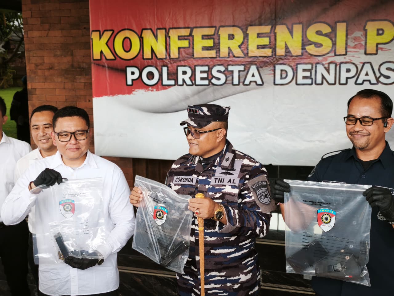 Kasat Reskrim Polresta Denpasar Kompol Agus Riwayanto bersama Danlanal Denpasar-Bali, Kolonel Laut (P) Cokorda G.P. Pemayun, saat membeberkan penanganan perkara senpi ilegal
