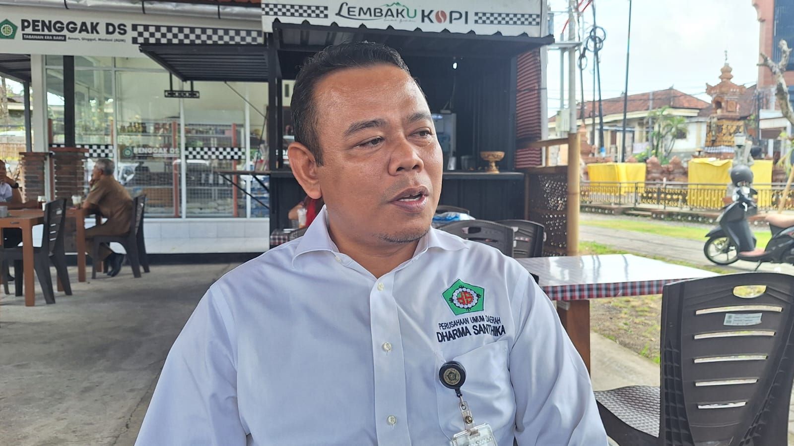 Direktur Utama Perusda Sanjayaning Singasana Kompiang Gede Pasek Weda, sampai Minggu sore belum bisa dikonfirmasi terkait hijrahnya ke Perumda Kabupaten Badung.