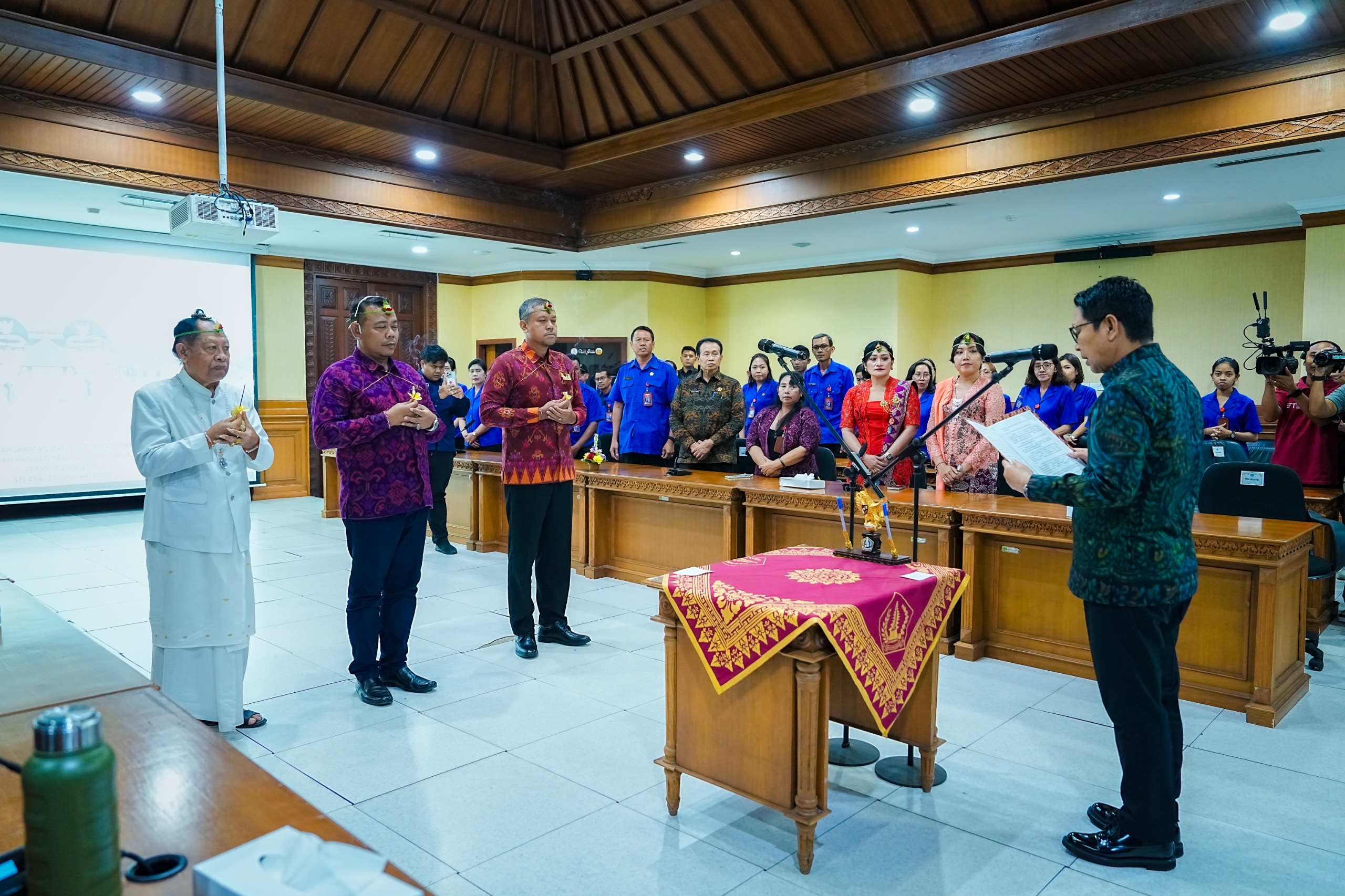 Bupati Adi Arnawa mengambil sumpah jabatan dan melantik Direksi Perumda Pasar dan Pangan MGS periode 2026-2031, di Ruang Kriya Gosana, Puspem Badung, Selasa (27/1).