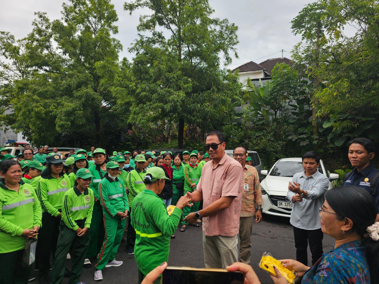 SARUNG : Penyerahan sarung tangan kepada petugas kebersihan se-Kabupaten Gianyar.