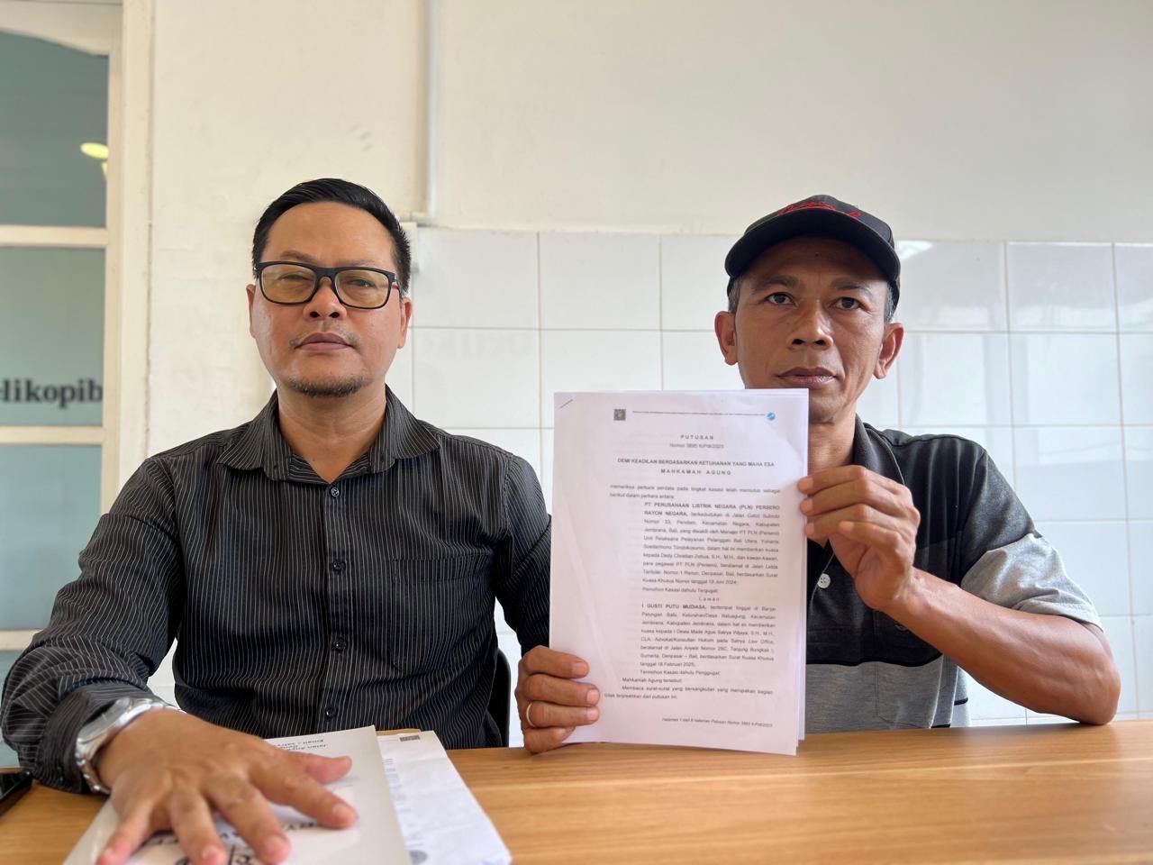 I Gusti Putu Mudiasa didampingi kuasa hukum Dewa Agus Satrya Wijaya, Senin (26/1/2026).