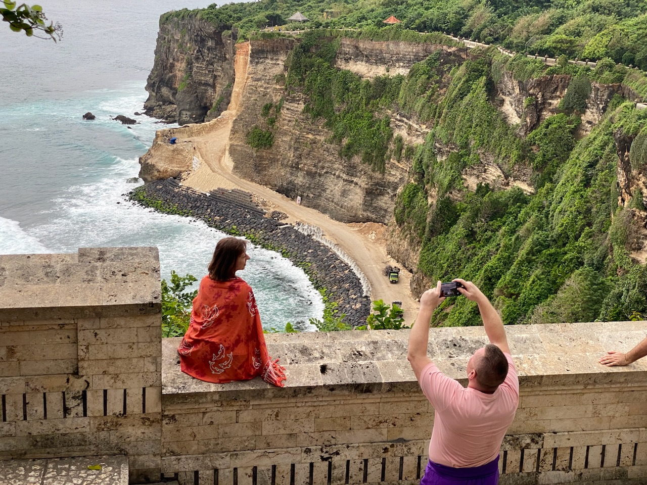 Salah satu spot foto di DTW Kawasan Luar Pura Uluwatu yang mengalami peningkatan tarif tiket masuk.