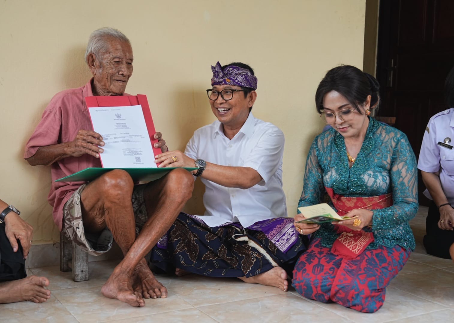Bupati Adi Arnawa dan Ketua TP PKK Badung Nyonya Rasniathi saat berikan penghargaan dan serahkan akta kelahiran kepada I Wayan Siteng, warga Banjar Suluban, Desa Pecatu, Kuta Selatan, Rabu (28/1).