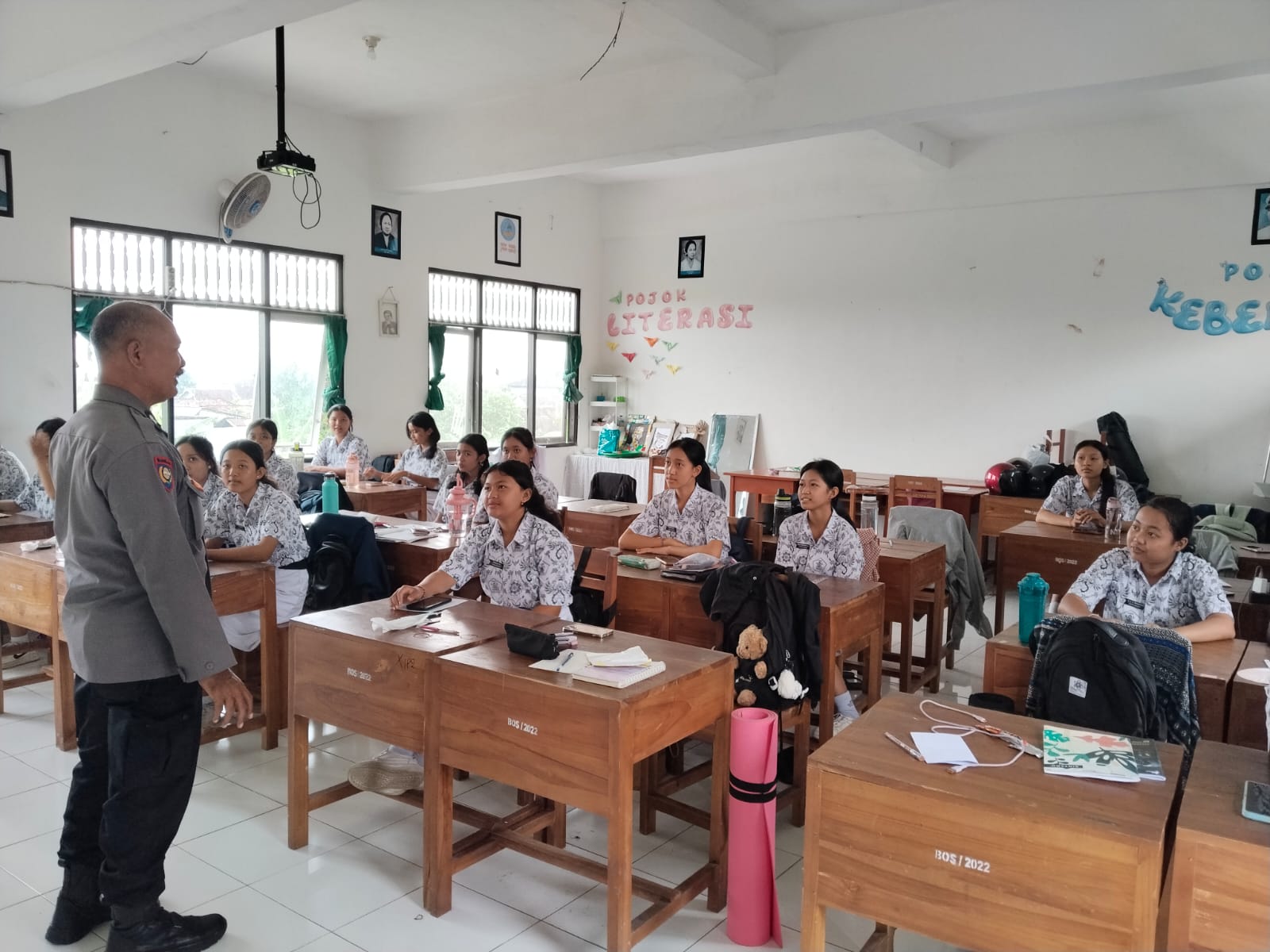 PELAJAR : Himbauan Kamtibmas kepada pelajar oleh Bhabinkamtibmas Kelurahan Gianyar.