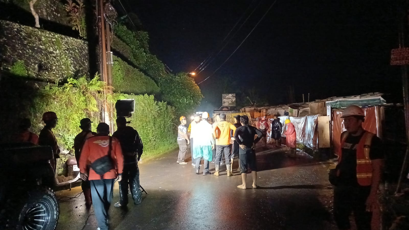 LONGSOR : Proses pembersihan material longsor di kawasan Ceking, Tegallalang, Gianyar, Rabu (28/1) malam.