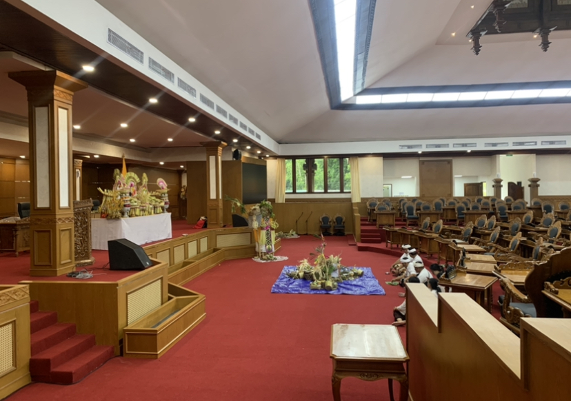 PLASPAS: Ruang Sidang Utama DPRD Bali diplaspas pada Rabu (28/1)