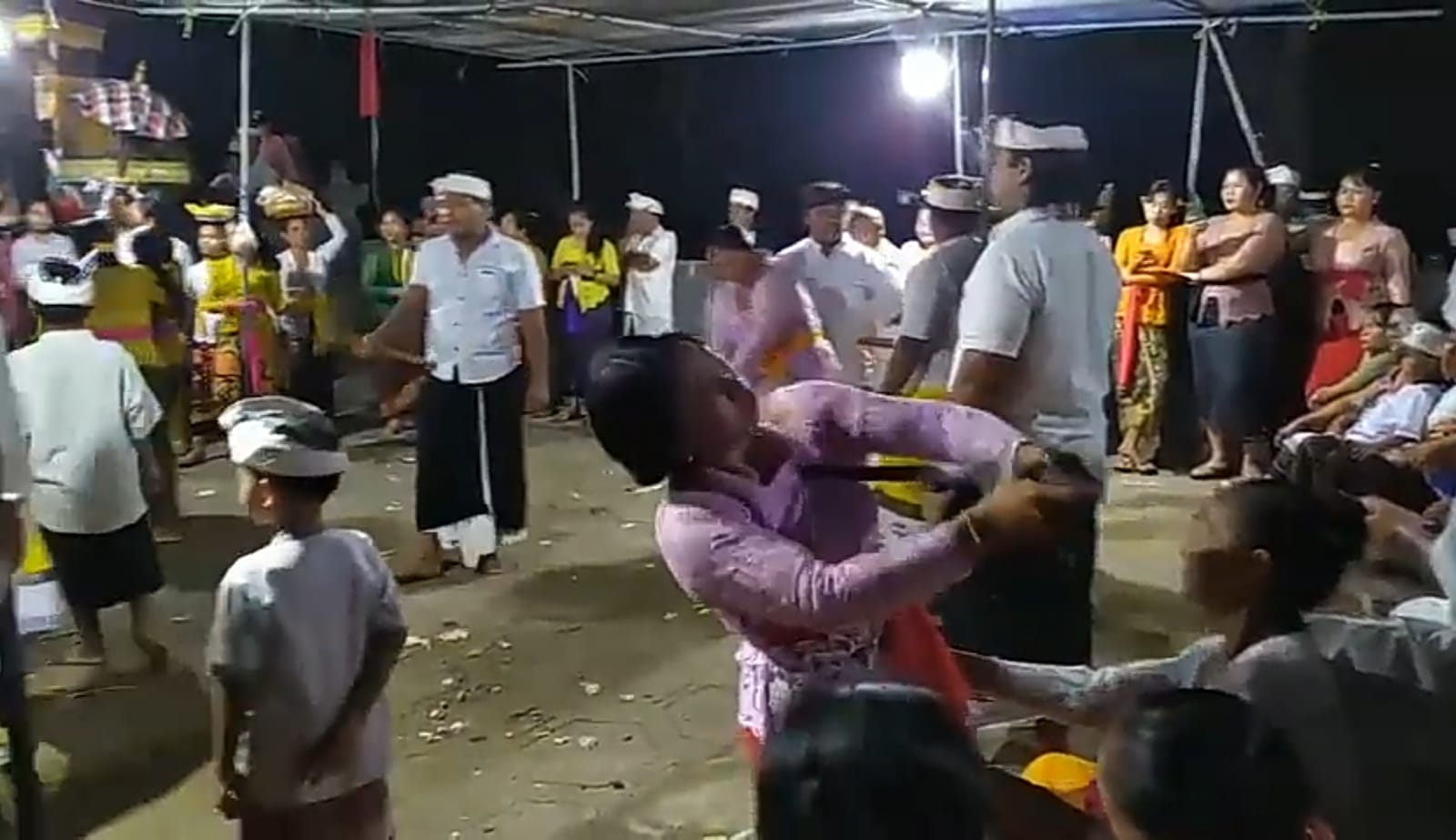 Para Penari Dewa Ayu saat mengalami kerauhan dan ngurek di Pemuteran beberapa waktu lalu