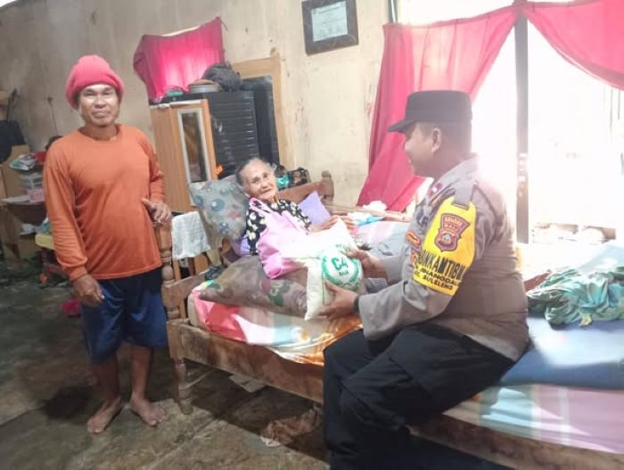 Kunjungan Bhabinkamtibmas Jinengdalem ke rumah warga lansia yang alami stroke.