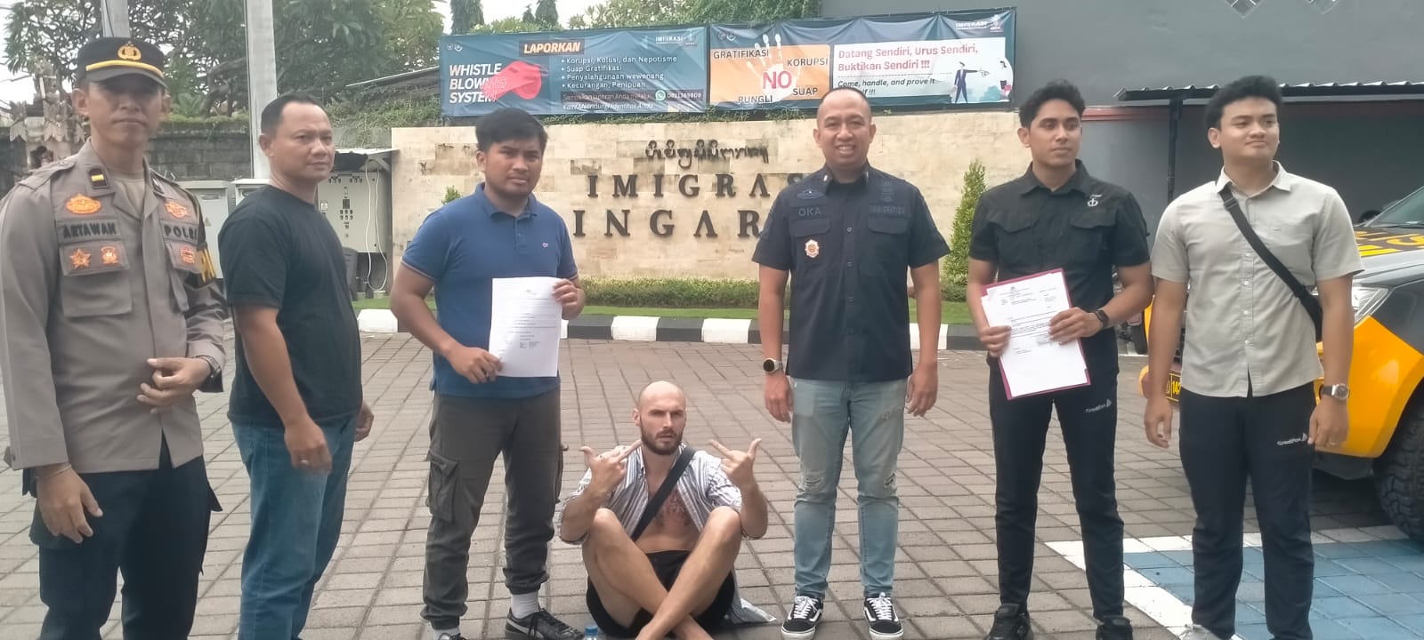 Kunjungan Bhabinkamtibmas Jinengdalem ke rumah warga lansia yang alami stroke.
