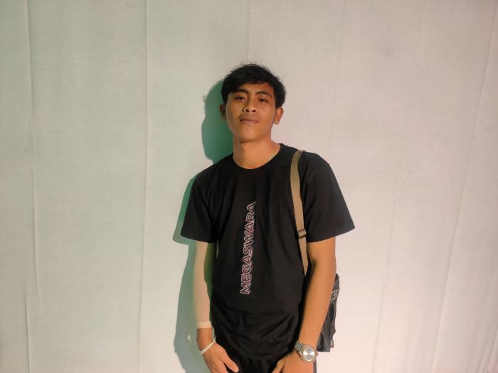 Kadek Suarjaya alias Kadek Dolar, penari topeng sekaligus pengibing kocak dari Desa Nagasepaha, Buleleng.