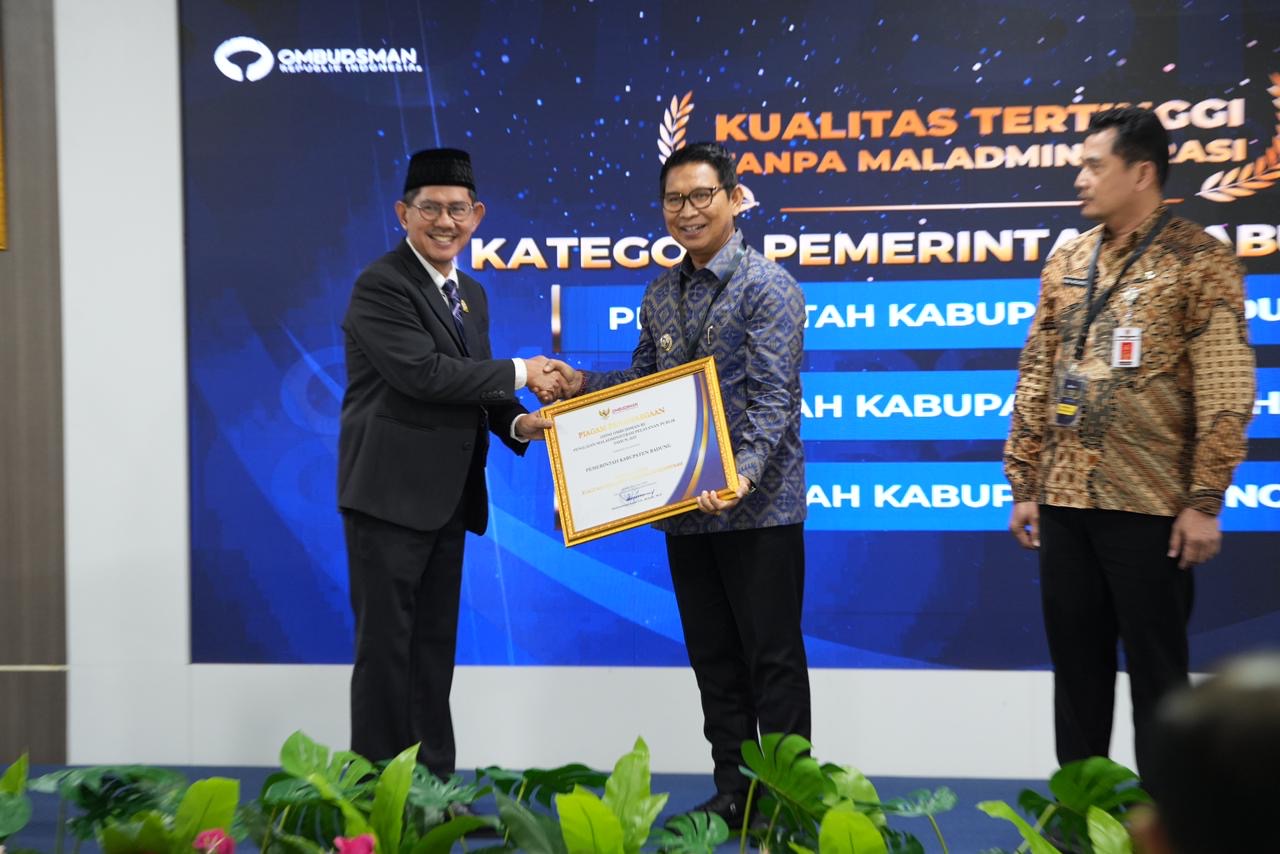 Bupati Adi Arnawa menerima Penghargaan Opini Kualitas Tertinggi Tanpa Maladministrasi&nbsp;RI yang diserahkan langsung oleh Wakil Ketua Ombudsman RI, Bobby Hamzar Rafinus, di Kantor Ombudsman RI.