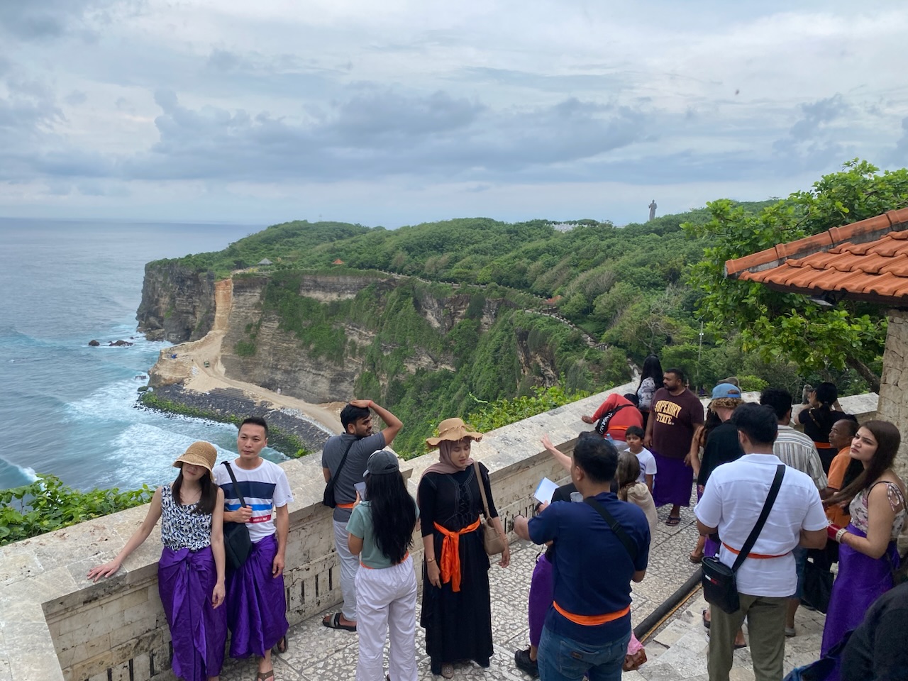 Suasana Kawasan Luar Pura Uluwatu yang merupakan salah satu DTW di Kabupaten Badung.
