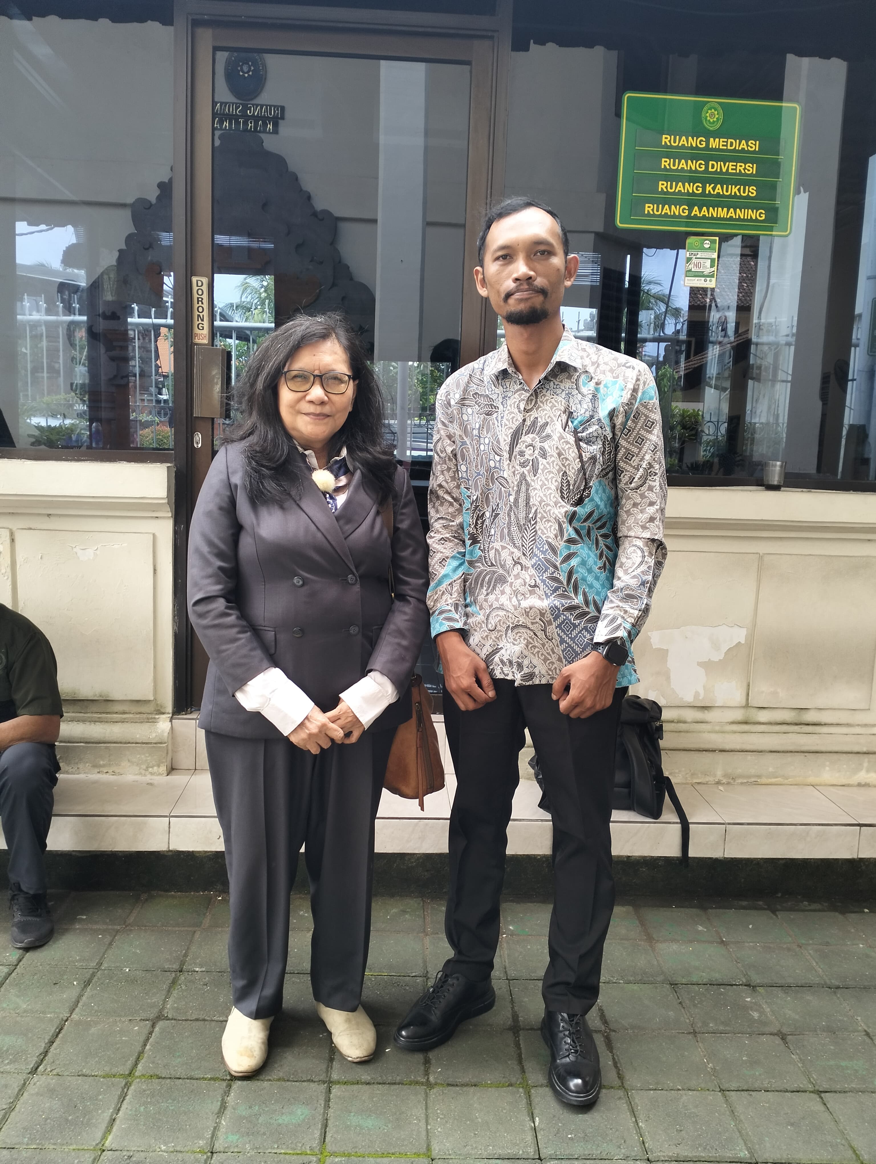 Kuasa Hukum sekaligus ahli waris Hj. Maisarah, Siti Sapurah, S.H. yang akrab disapa Ipung (kiri) dan Horasman Diando Suradi, S.H. (Bali Express/Istimewa).