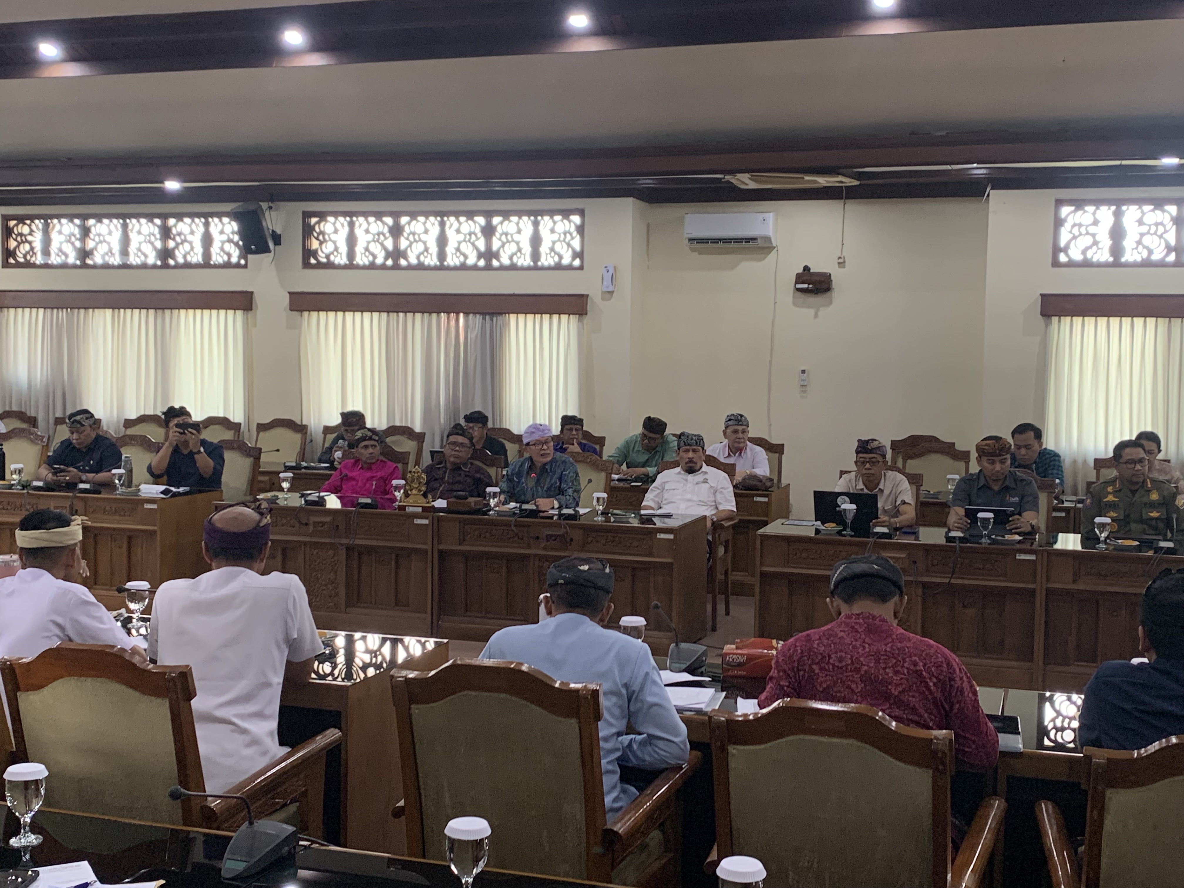 PELANGGARAN: Rapat yang berlangsung di Ruang Rapat Gabungan Lantai III Gedung DPRD Provinsi Bali, Kamis (29/1)