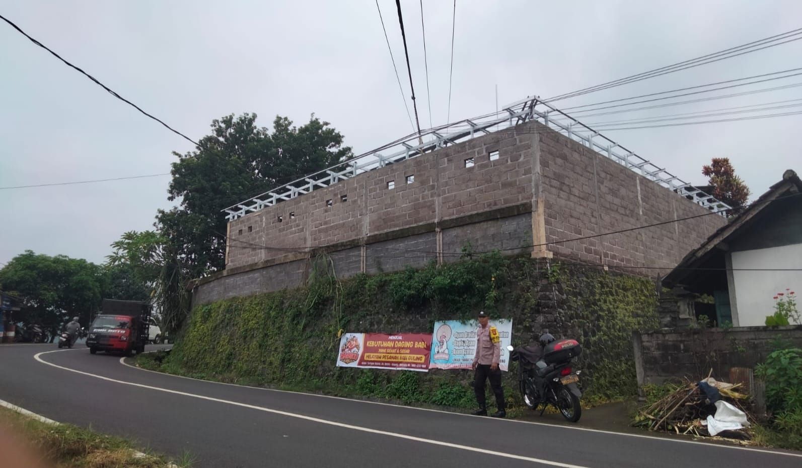 TKP pekerja bangunan yang tersengat listrik saat memasang rangka atap di Buleleng, Selasa (27/1/2026).