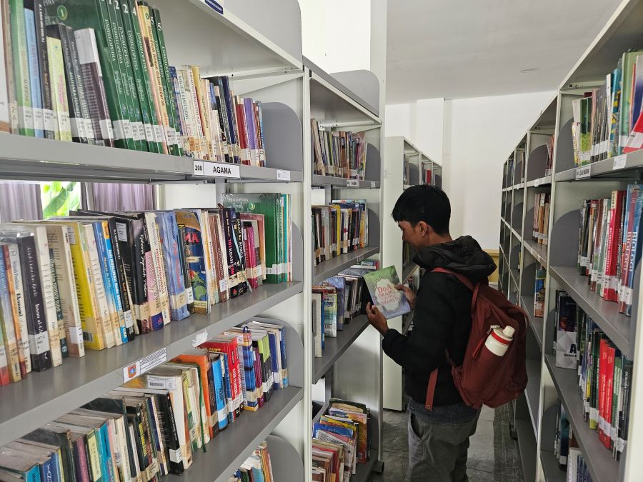 Koleksi buku di perpustakaan Karangasem tidak update. &nbsp;