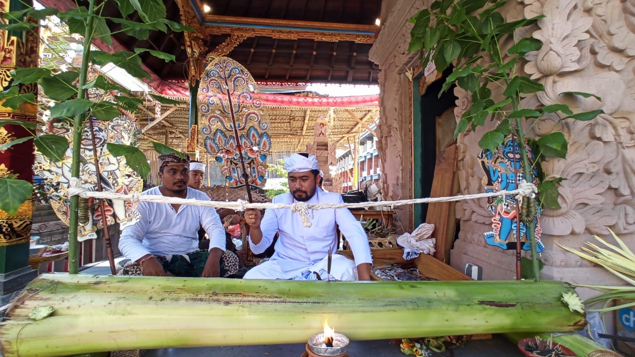 Suasana jro dalang saat mementaskan wayang lemah dengan&nbsp;Lakon Kunti&nbsp;Yadnya serangkaian acara Ngenteg Linggih   &nbsp;