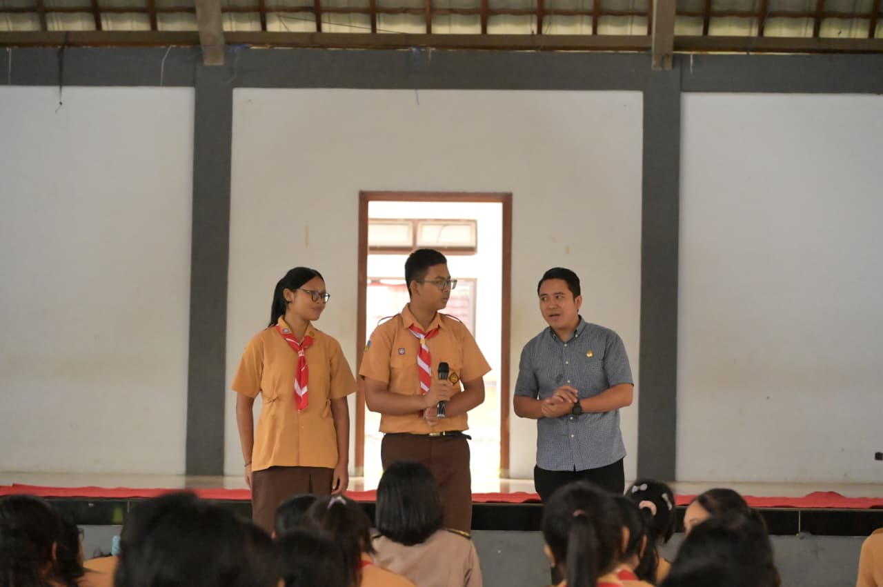 KPU Buleleng melakukan sosialisasi dan edukasi demokrasi di SMAN 2 Gerokgak