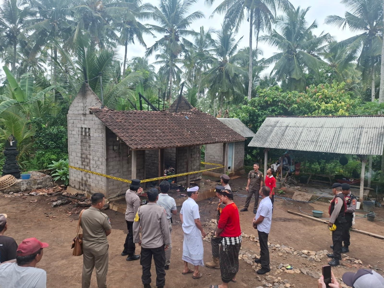 Polisi melakukan olah TKP kebakaran rumah warga di Desa Melaya, Kecamatan Melaya, Kabupaten Jembrana, Rabu (28/1/2026).
