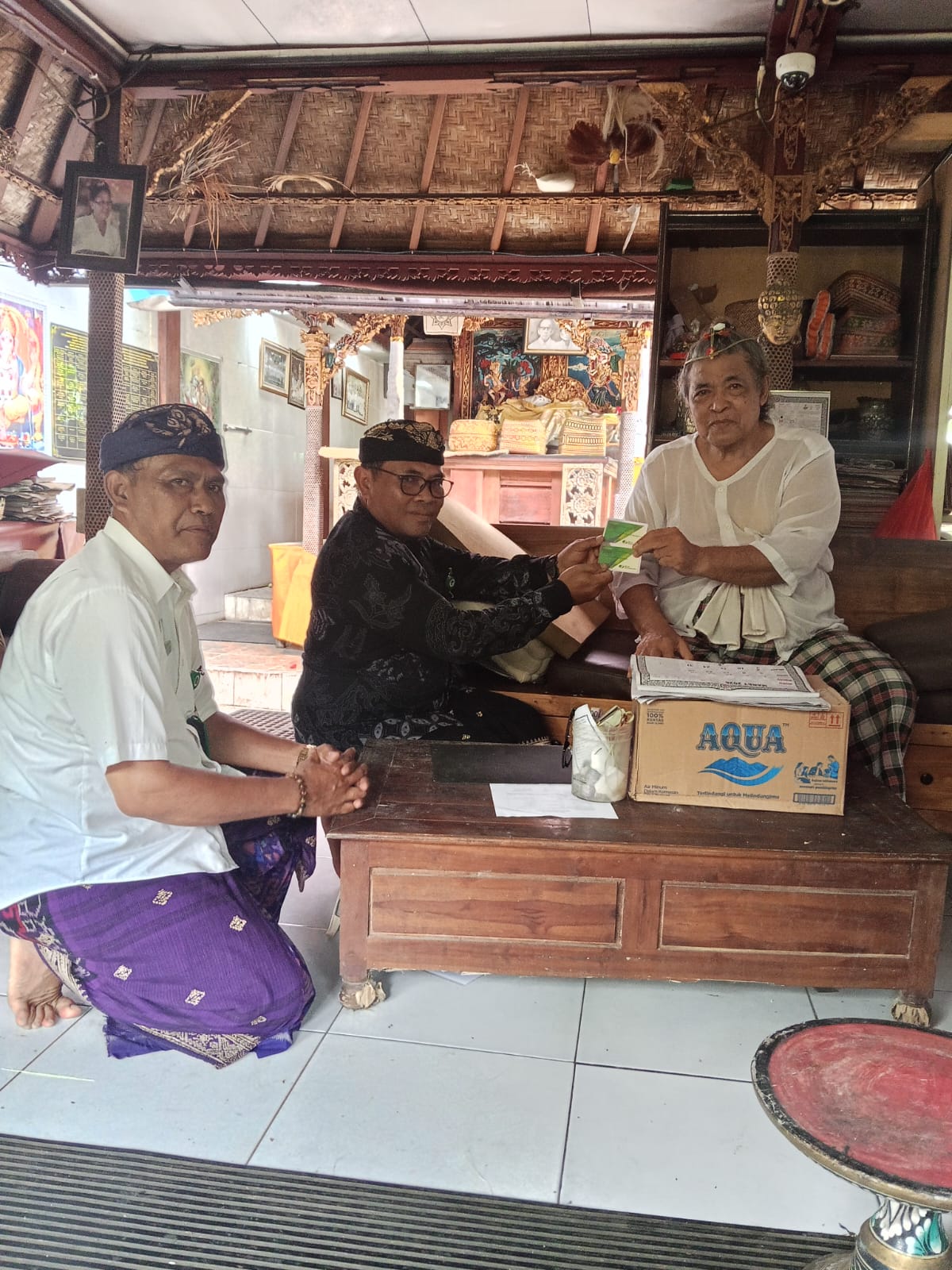BPJS : Penyerahan Kartu BPJS Ketenagakerjaan kepada sulinggih di wilayah Kabupaten Gianyar.