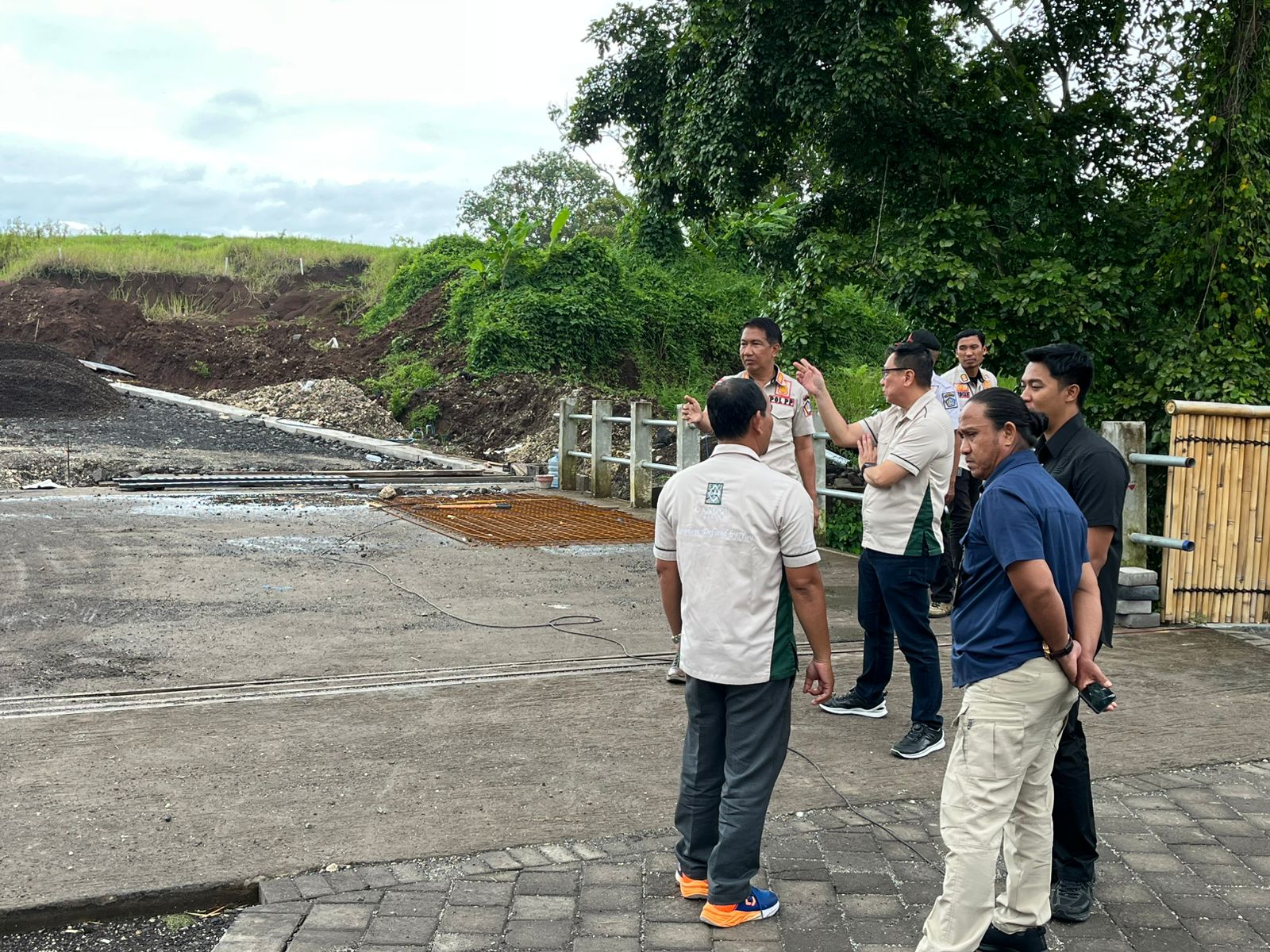 Satpol PP Badung saat melakukan pengecekan lahan yang diisukan menjadi mall di Desa Canggu, Kuta Utara, belum lama ini.