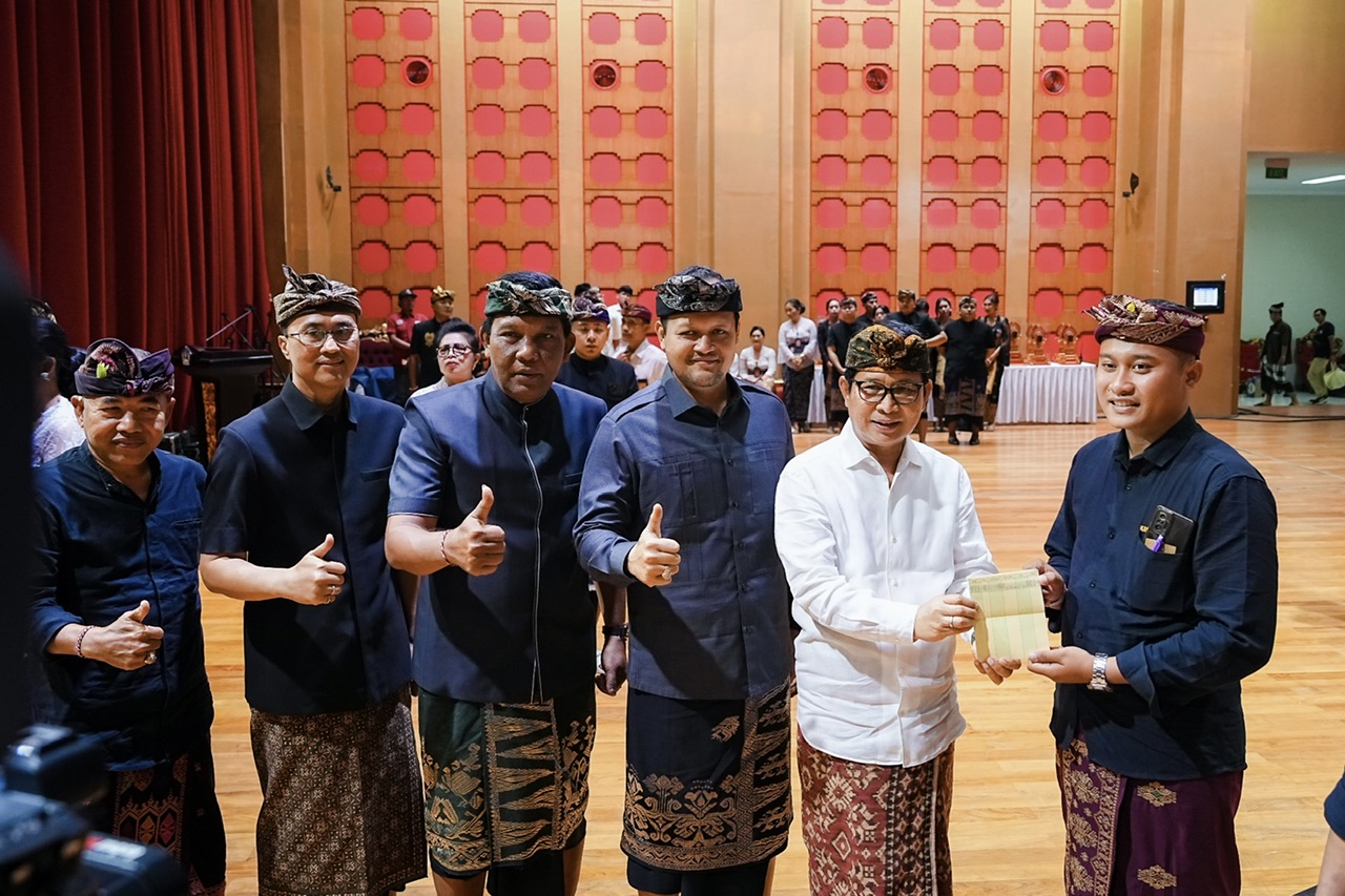 Bupati Adi Arnawa didampingi Wabup Bagus Alit Sucipta secara resmi membuka Bulan Bahasa Bali VIII Tahun 2026 sekaligus menyerahkan dana kreativitas, di Balai Budaya Giri Nata Mandala, Puspem Badung.