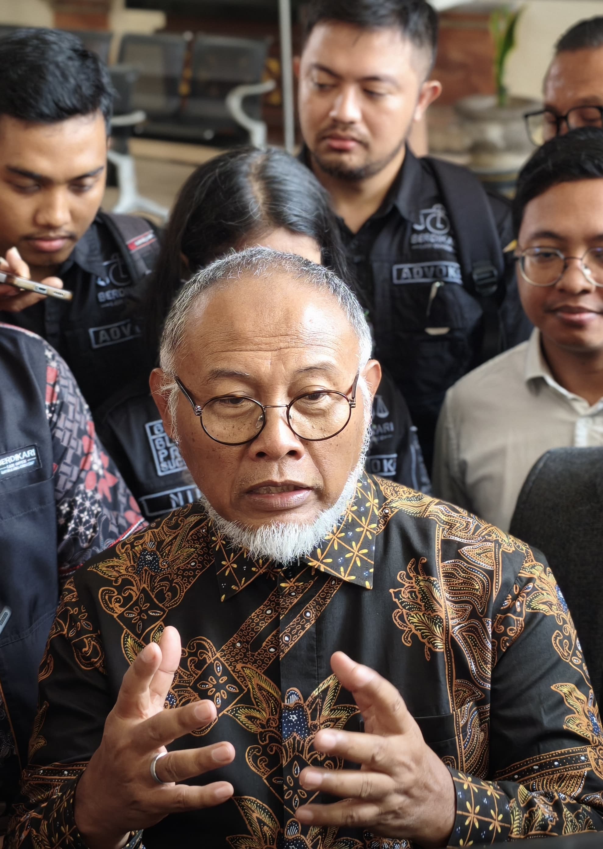 Mantan Wakil Ketua Komisi Pemberantasan Korupsi (KPK), Dr. H. Bambang Widjojanto, S.H., M.H. sampaikan pandangan usai sidang prapid di PN Denpasar. (Bali Express/I Gede Paramasutha)