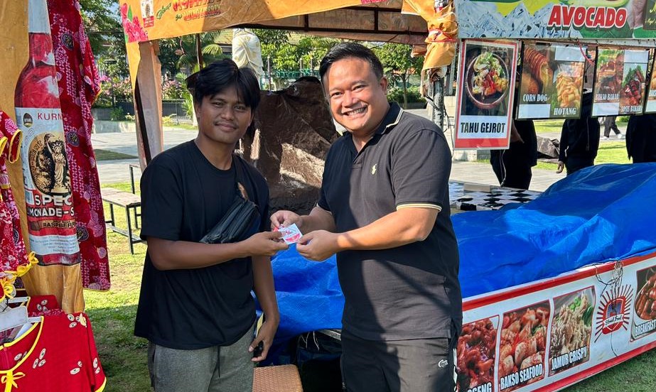 Ketua PN Bangli Hilarius Grahita Setya Atmaja, S.H (kanan) memimpin kampanye publik PN Bangli menuju WBBM di Alun-Alun Bangli, Jumat (30/1/2026)