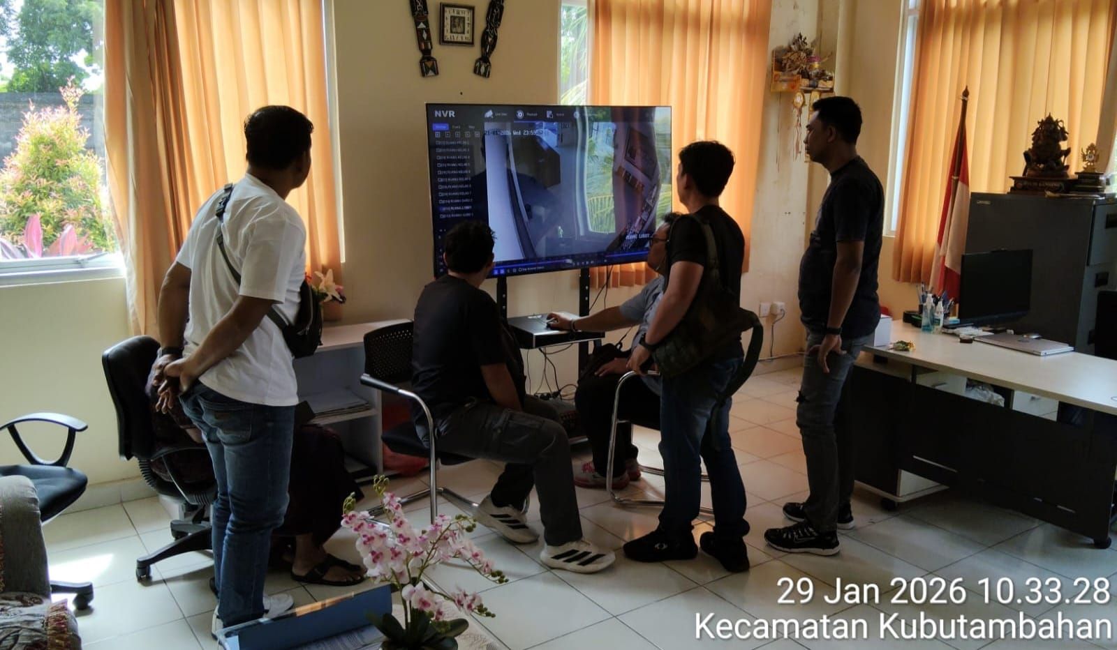 Polisi mempelajari rekaman CCTV guna mendalami kasus pelecehan di salah satu SMK di Buleleng.