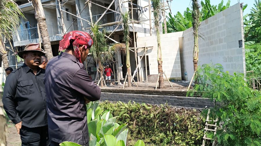 Kunjungan Lapangan DPRD Tabanan ke Desa Beraban, Kecamatan Kediri menemukan bangunan di atas tanggul sungai.
