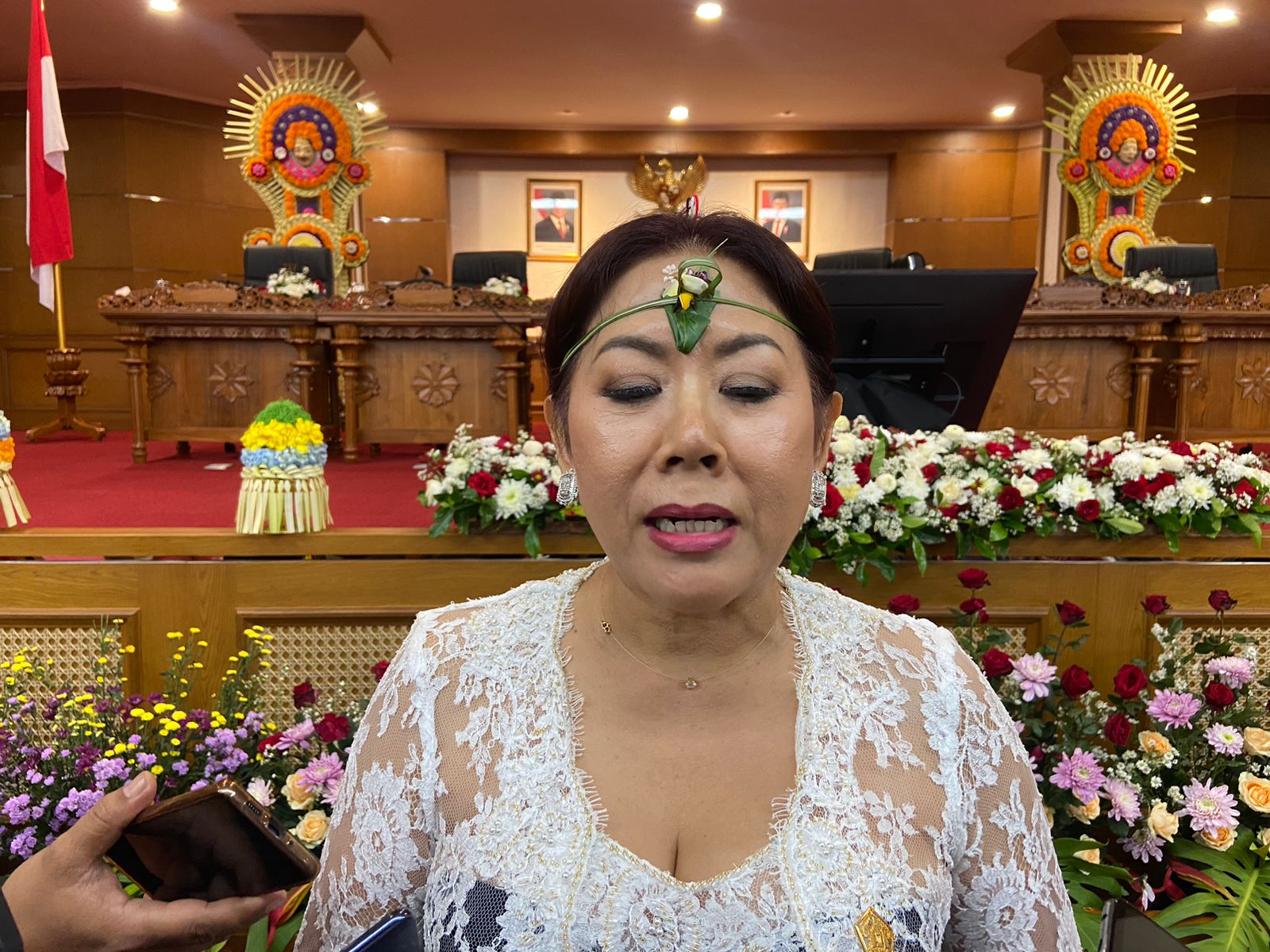 RESMI: Komang Dyah Setuti, S.Sn., M.I.Kom dilantik menggantikan almarhum Jro Nyoman Ray Yusha dalam sebuah upacara yang digelar di Ruang Sidang Utama DPRD Bali, Jumat (30/1).