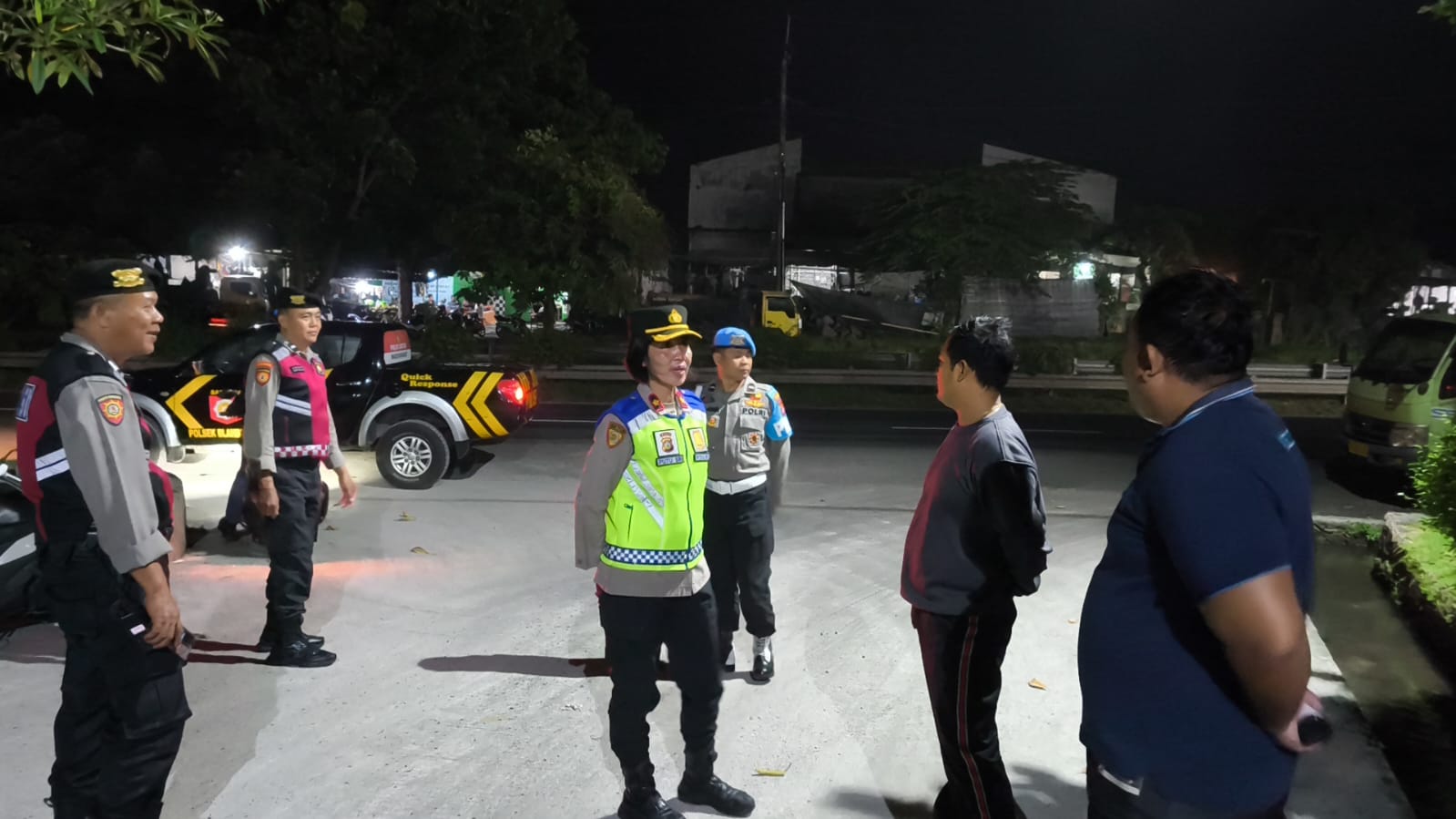 PATROLI: Polsek Blahbatuh melaksanakan patroli malam Minggu (1/2).